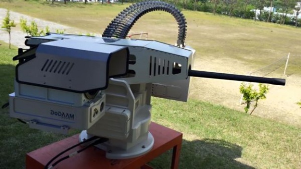 A Super aEgis II a világ egyik első igazi robotfegyvere. Négy kilométerről is halálbiztosan célba talál. gyilkos_robotok_screenshot_20160108142037_1_nfh.jpg